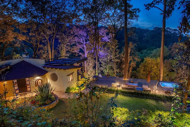 Vista exterior nocturna de Casa del Rio